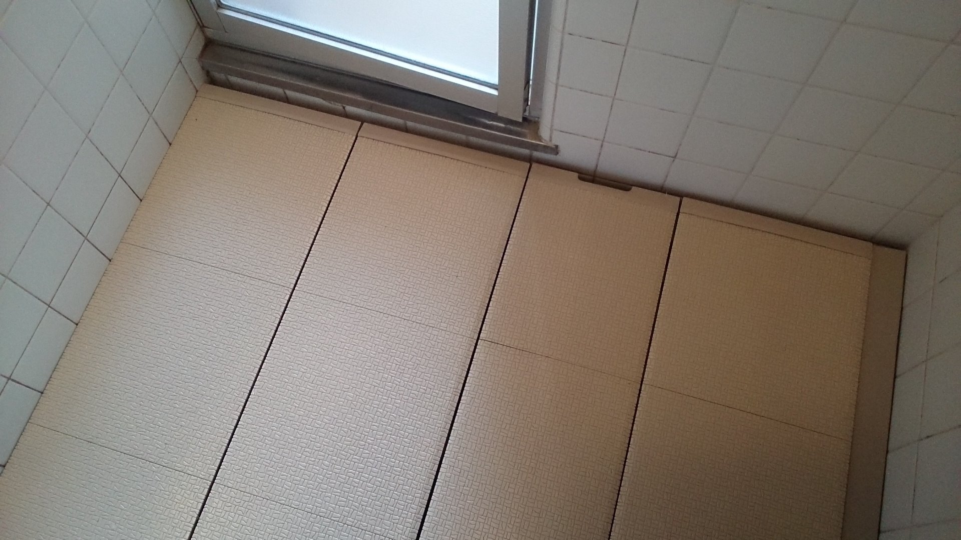 既存のお風呂場の段差にパネルを設置しフラットに